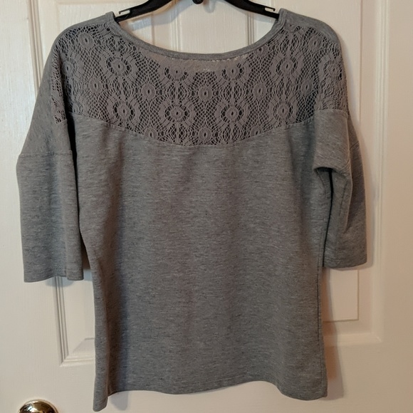 Maurices Shirt M 3/4 Sleeve Gray Lace Back - Picture 3 of 5